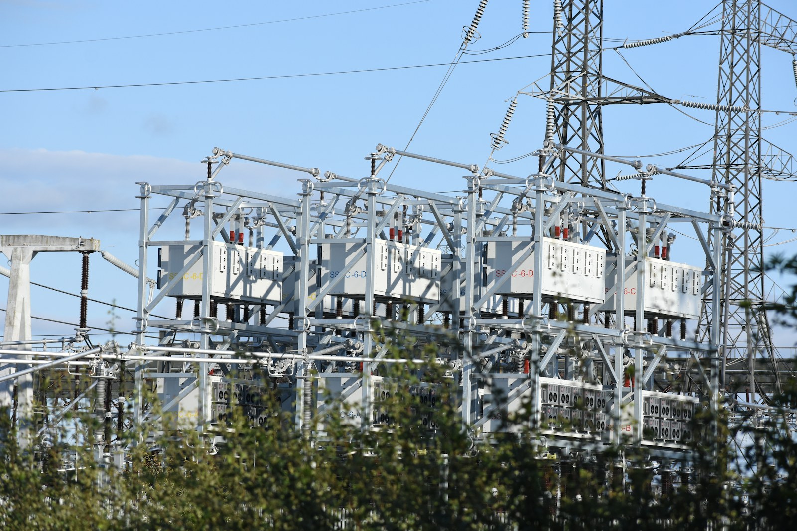 Şalt sahasında enerji dağıtım ekipmanları